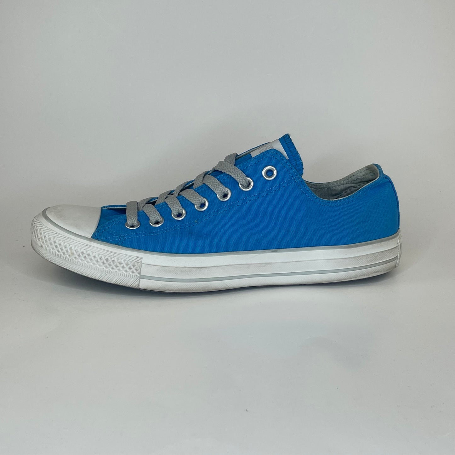 Chuck Taylor Ox “Powder Blue” *Pre-Owned* Size 9m/11w