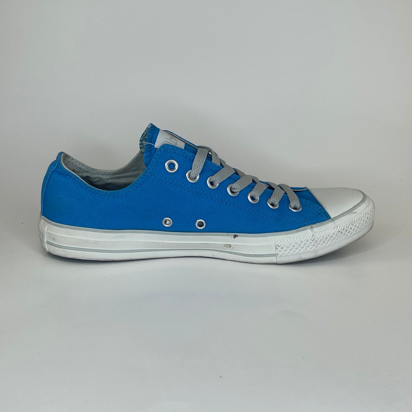Chuck Taylor Ox “Powder Blue” *Pre-Owned* Size 9m/11w