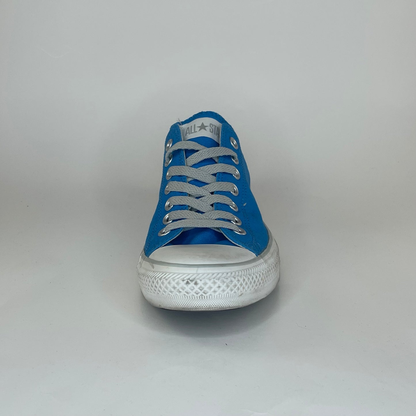 Chuck Taylor Ox “Powder Blue” *Pre-Owned* Size 9m/11w
