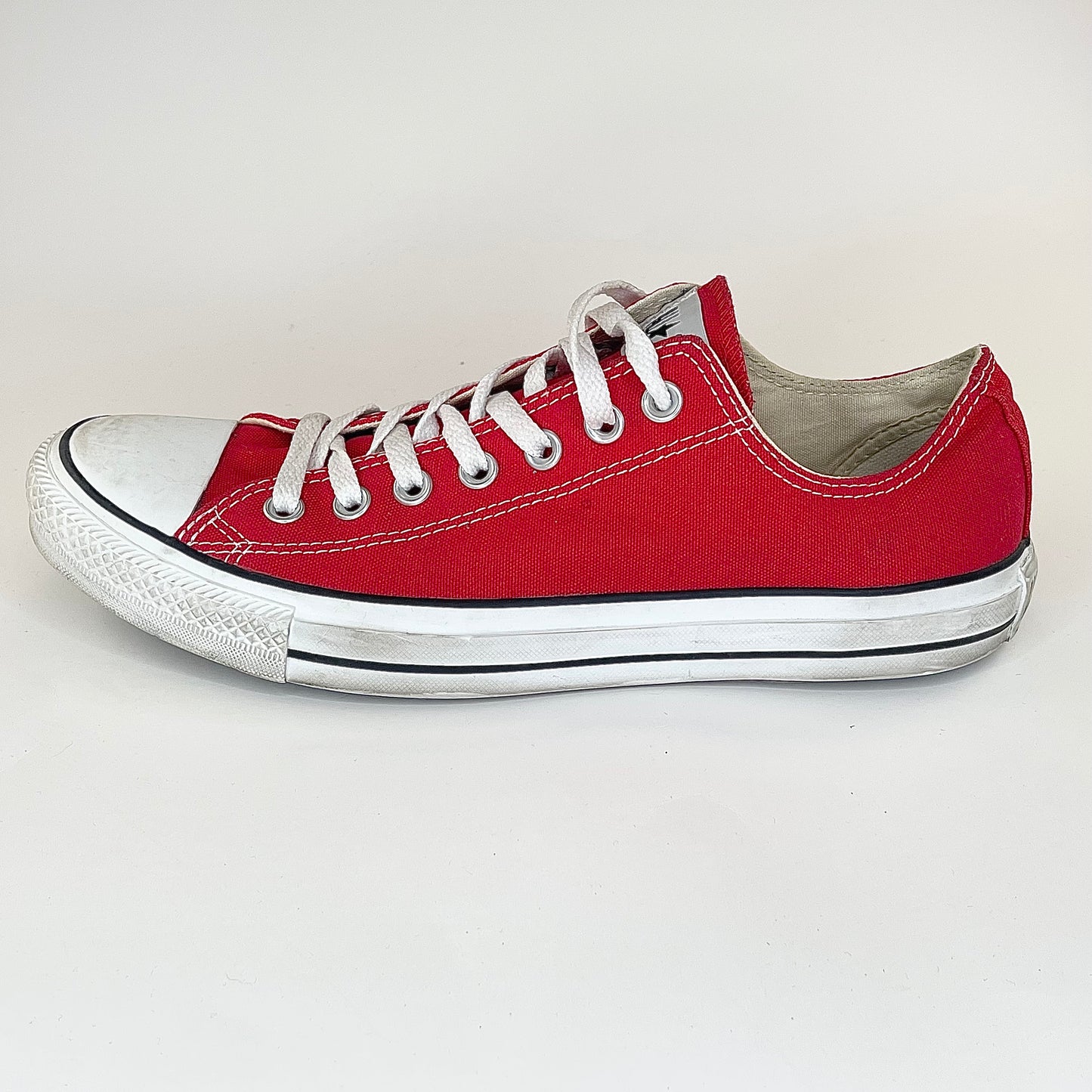 Chuck Taylor Ox “Red” *Pre-Owned* Size 9m/11w