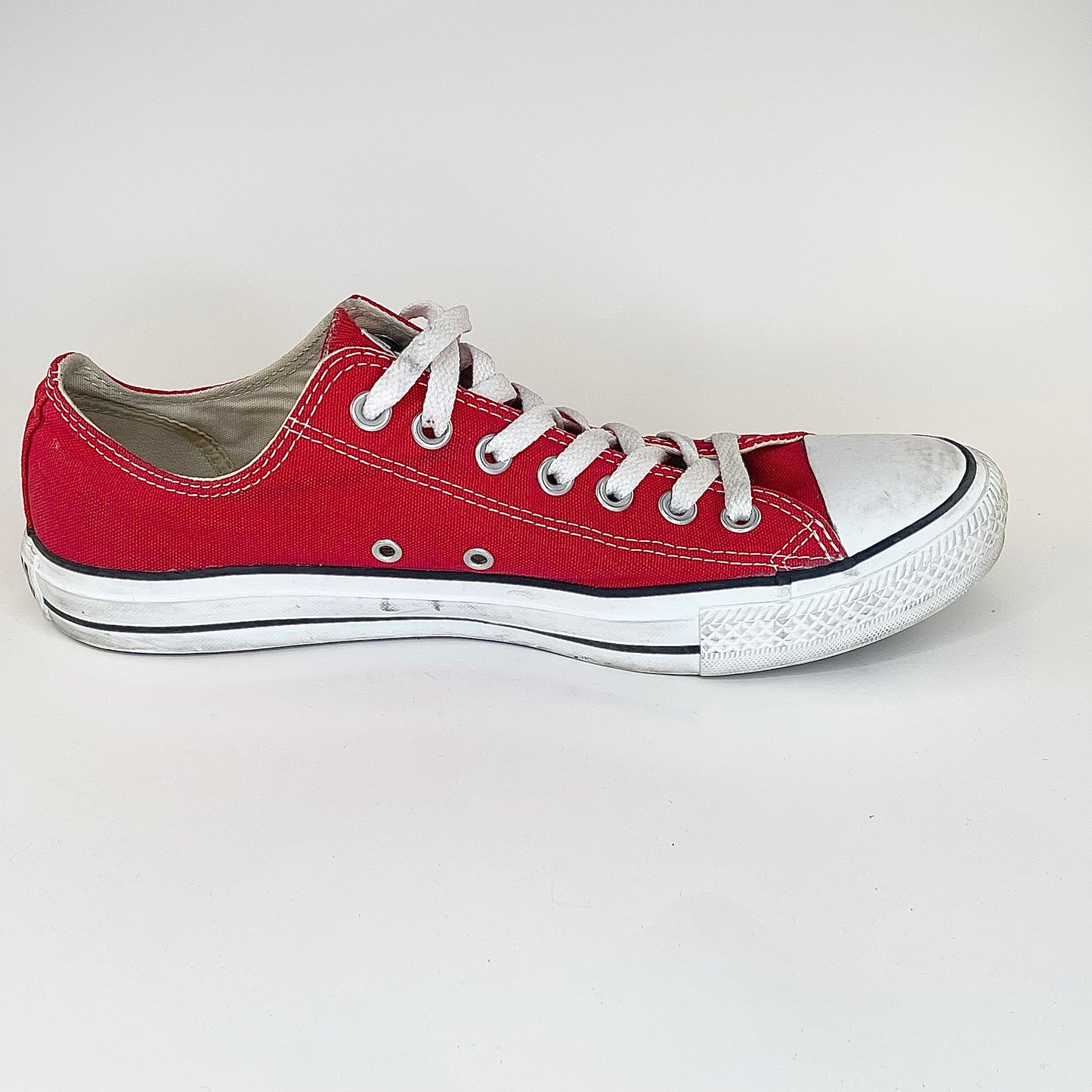 Chuck Taylor Ox “Red” *Pre-Owned* Size 9m/11w